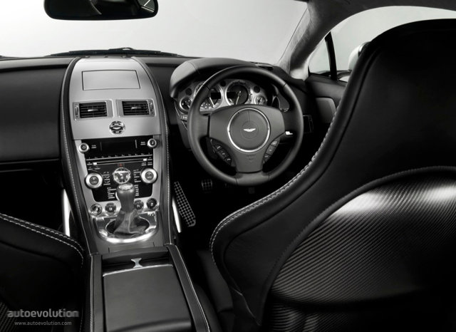 Aston Martin V8 Vantage photo 18