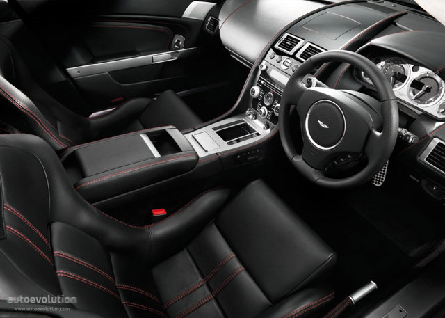 Aston Martin V8 Vantage photo 19