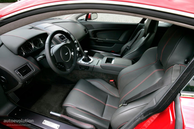Aston Martin V8 Vantage photo 21