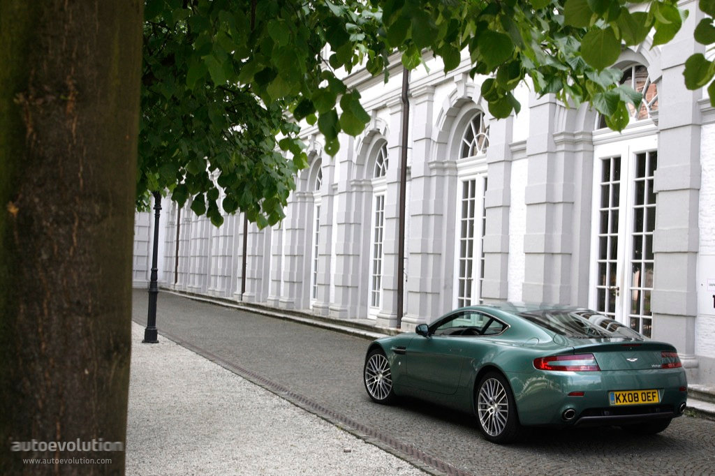 Aston Martin V8 Vantage photo 8