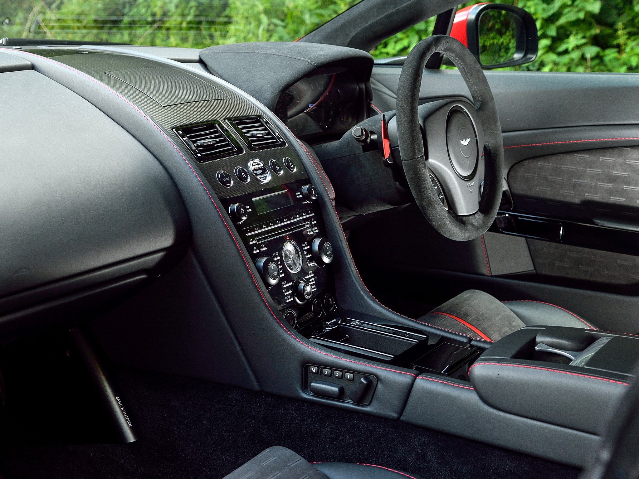 Aston Martin V8 Vantage photo 45