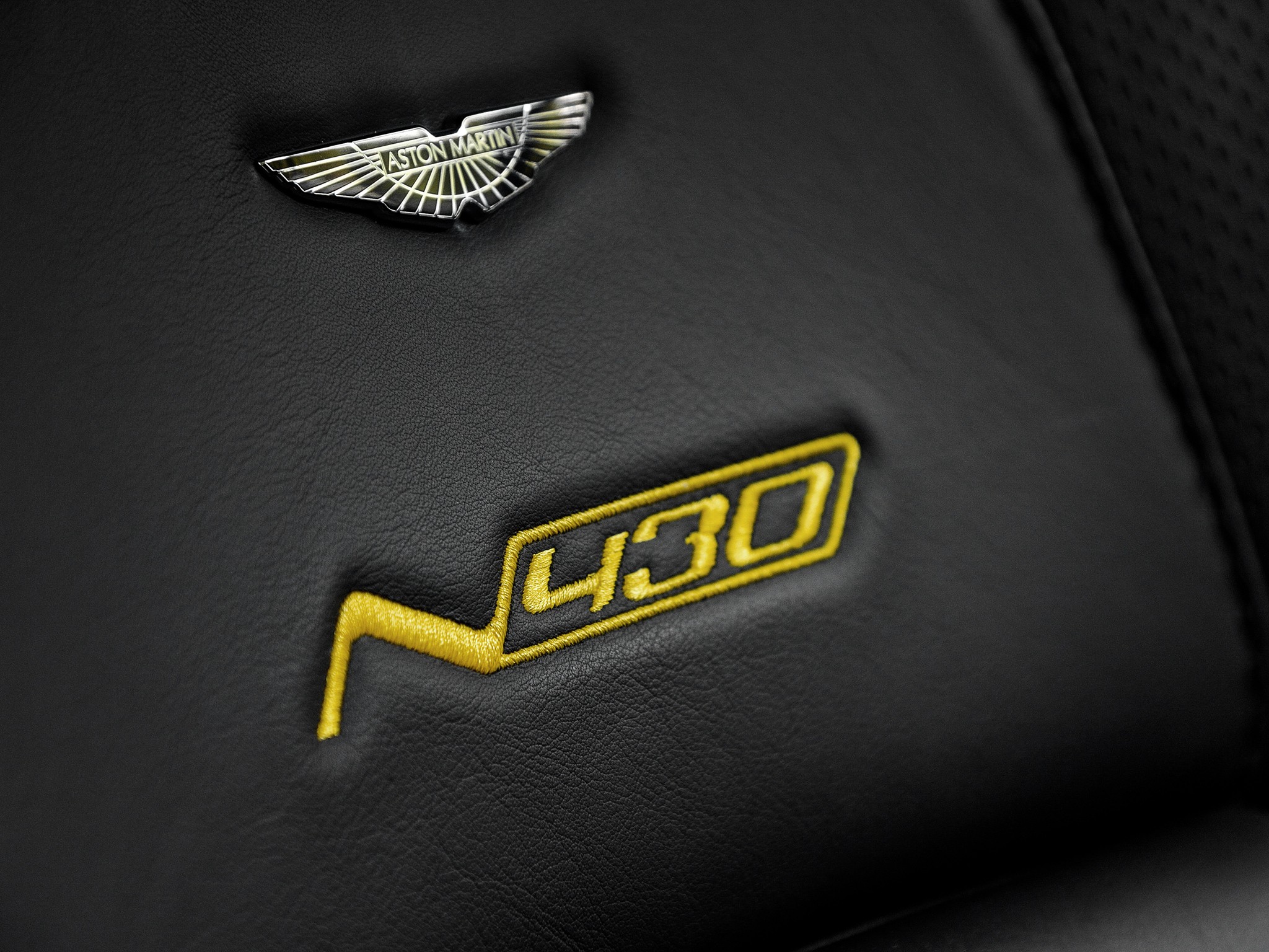 Aston Martin V8 Vantage photo 47