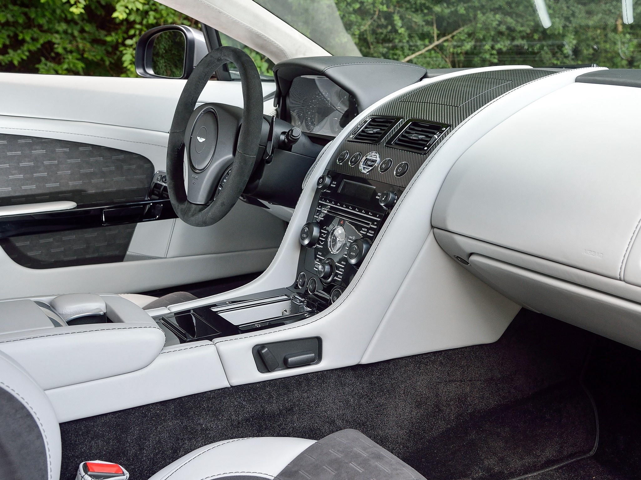 Aston Martin V8 Vantage photo 49