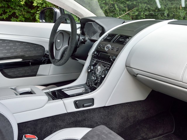 Aston Martin V8 Vantage photo 49