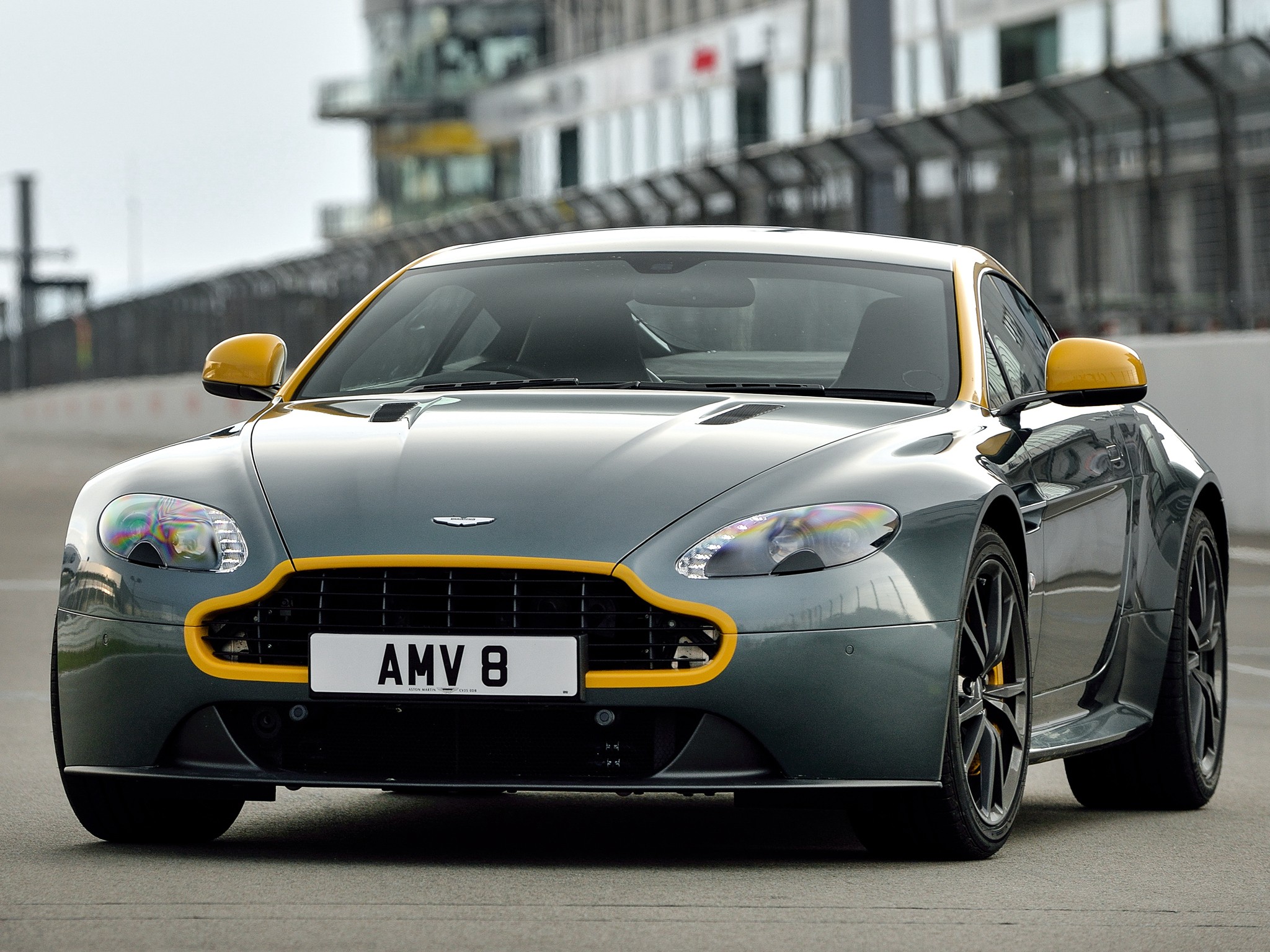 Aston Martin V8 Vantage photo 8