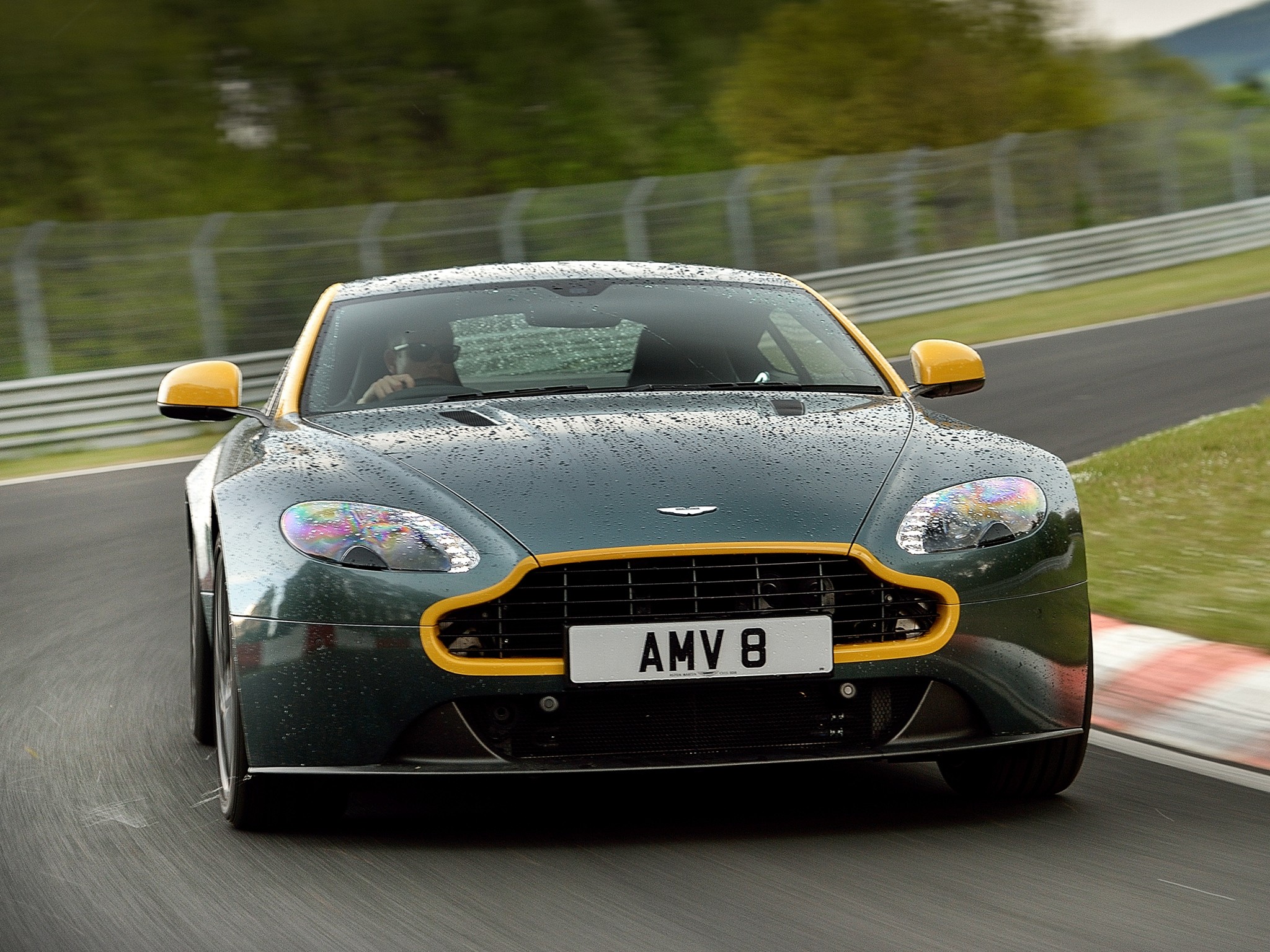 Aston Martin V8 Vantage photo 9