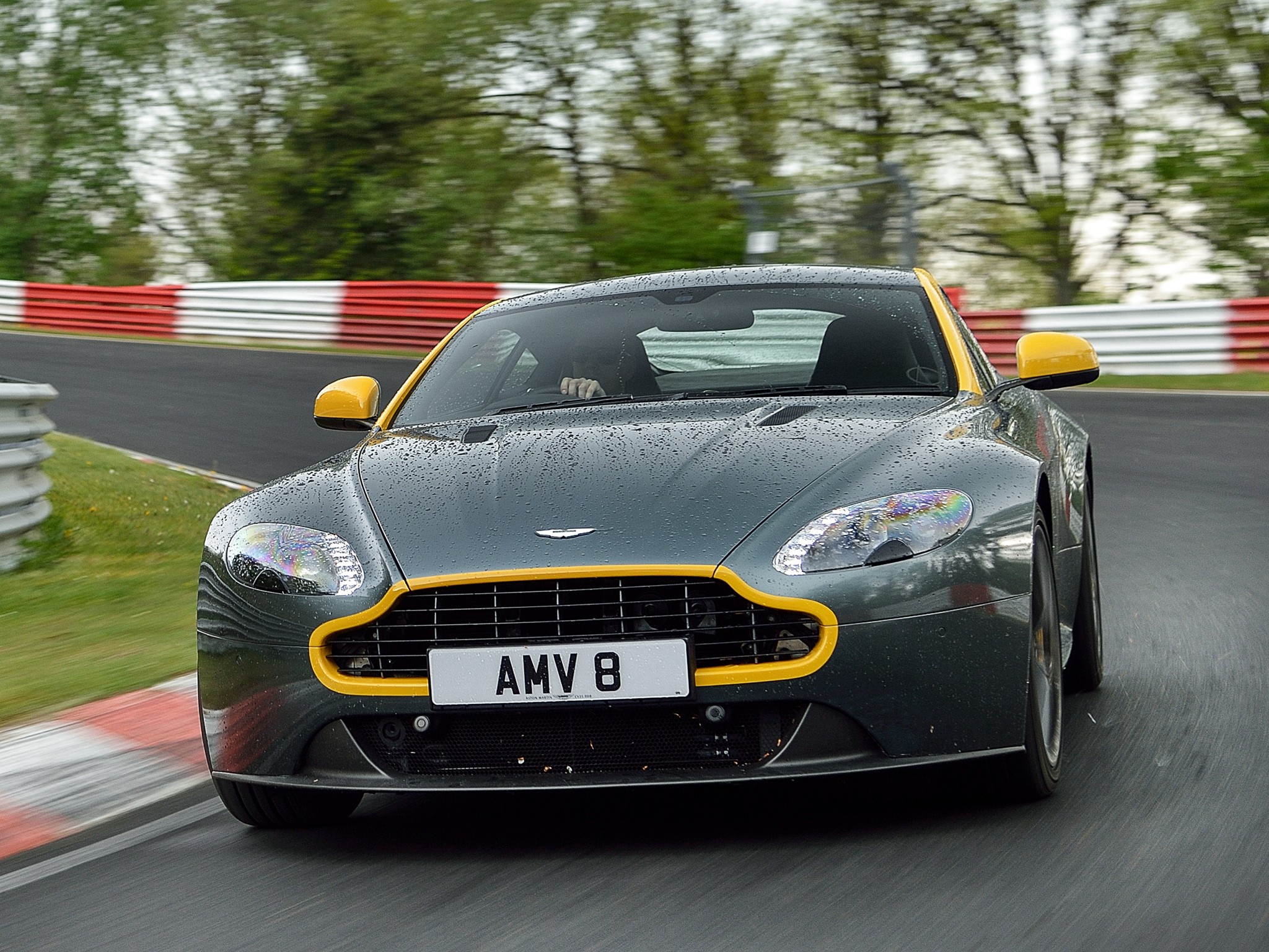 Aston Martin V8 Vantage photo 10