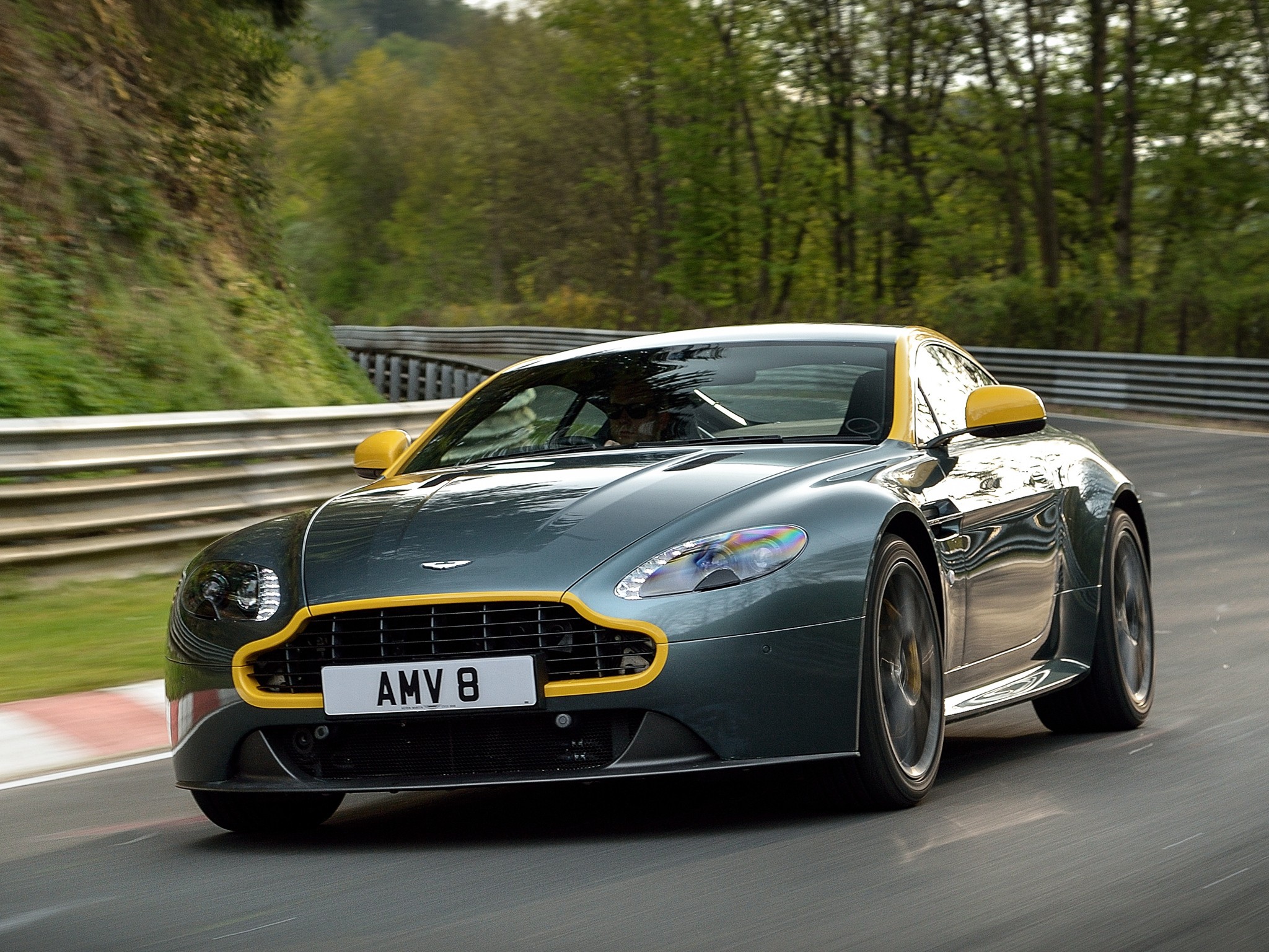 Aston Martin V8 Vantage photo 11