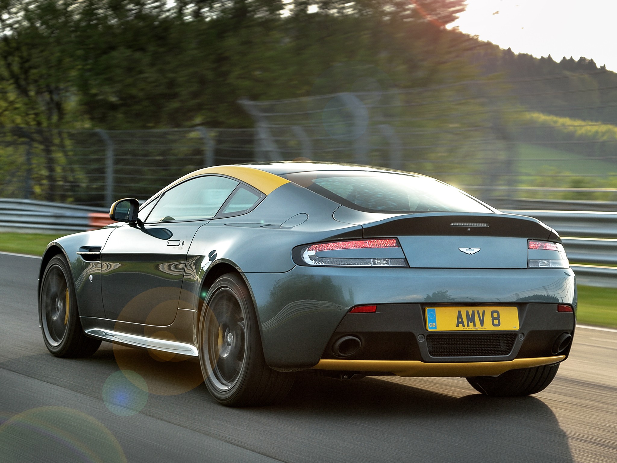 Aston Martin V8 Vantage photo 13