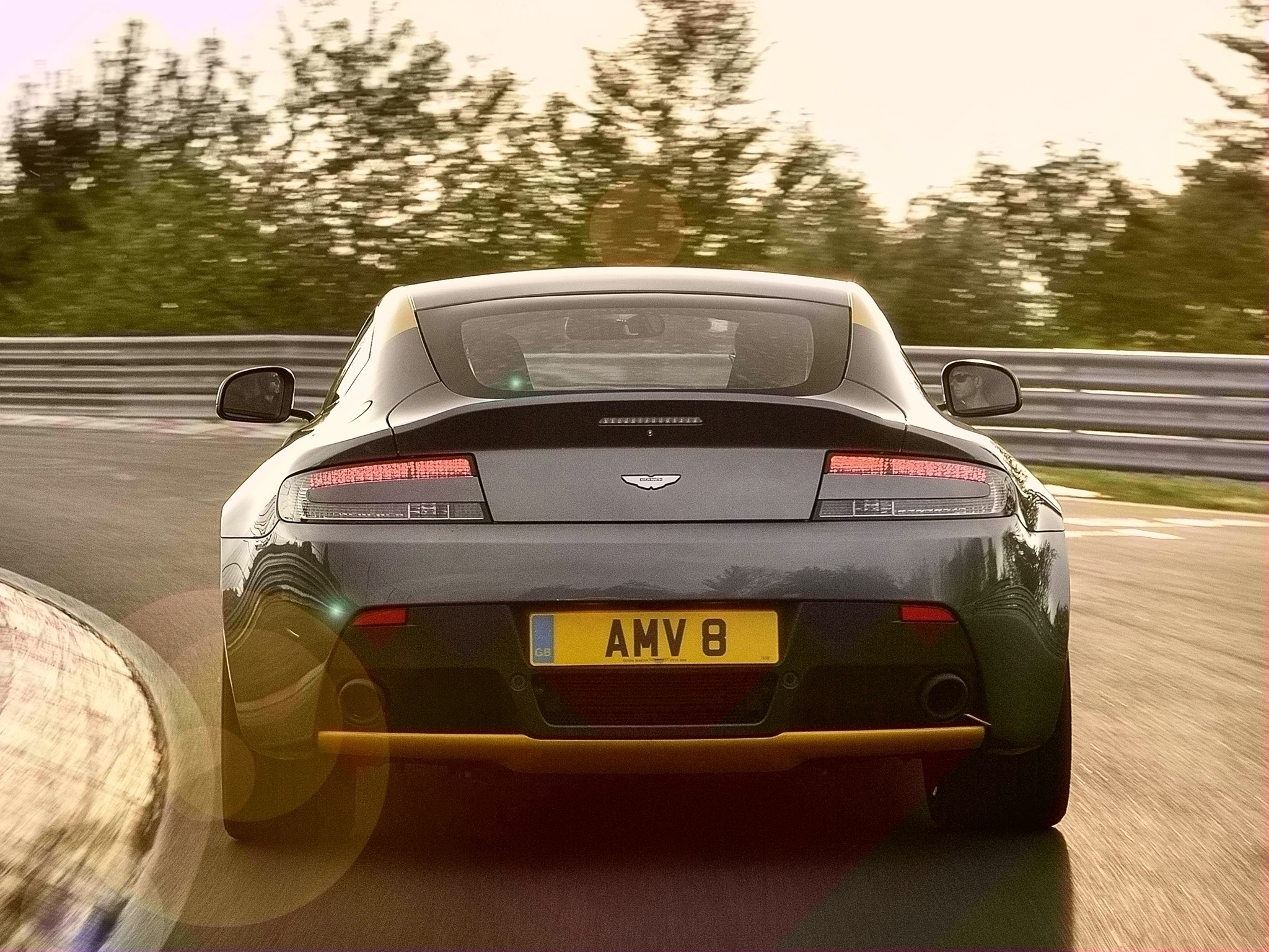 Aston Martin V8 Vantage photo 14