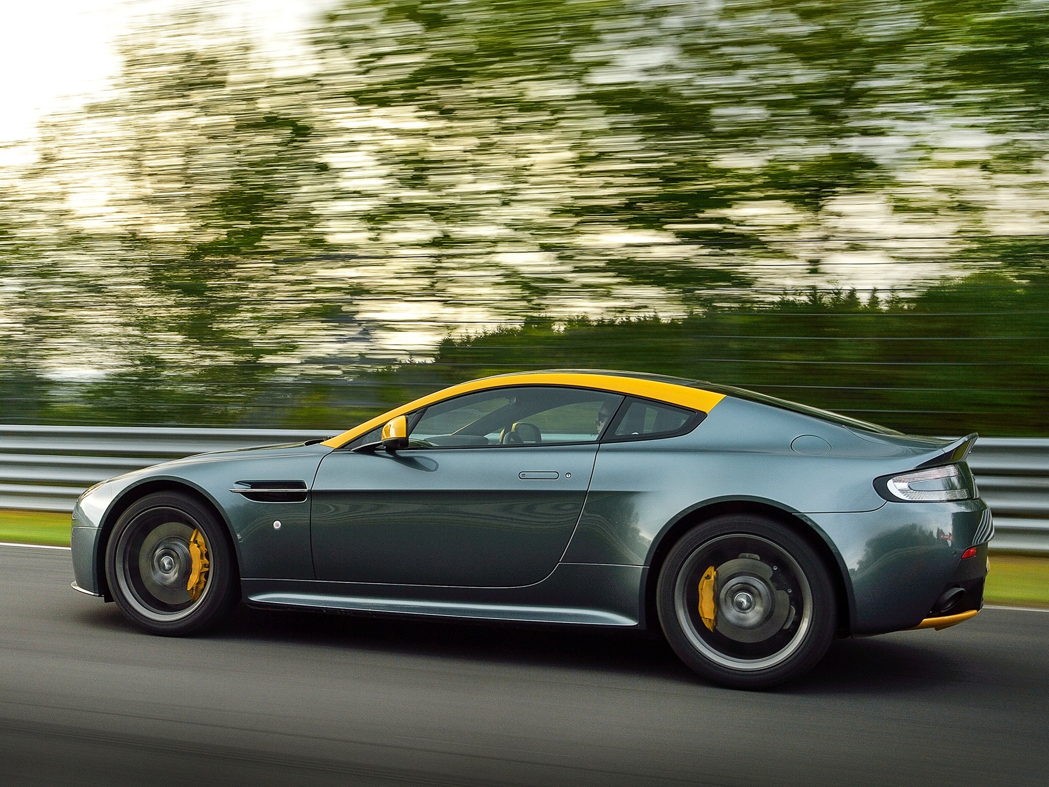 Aston Martin V8 Vantage photo 15