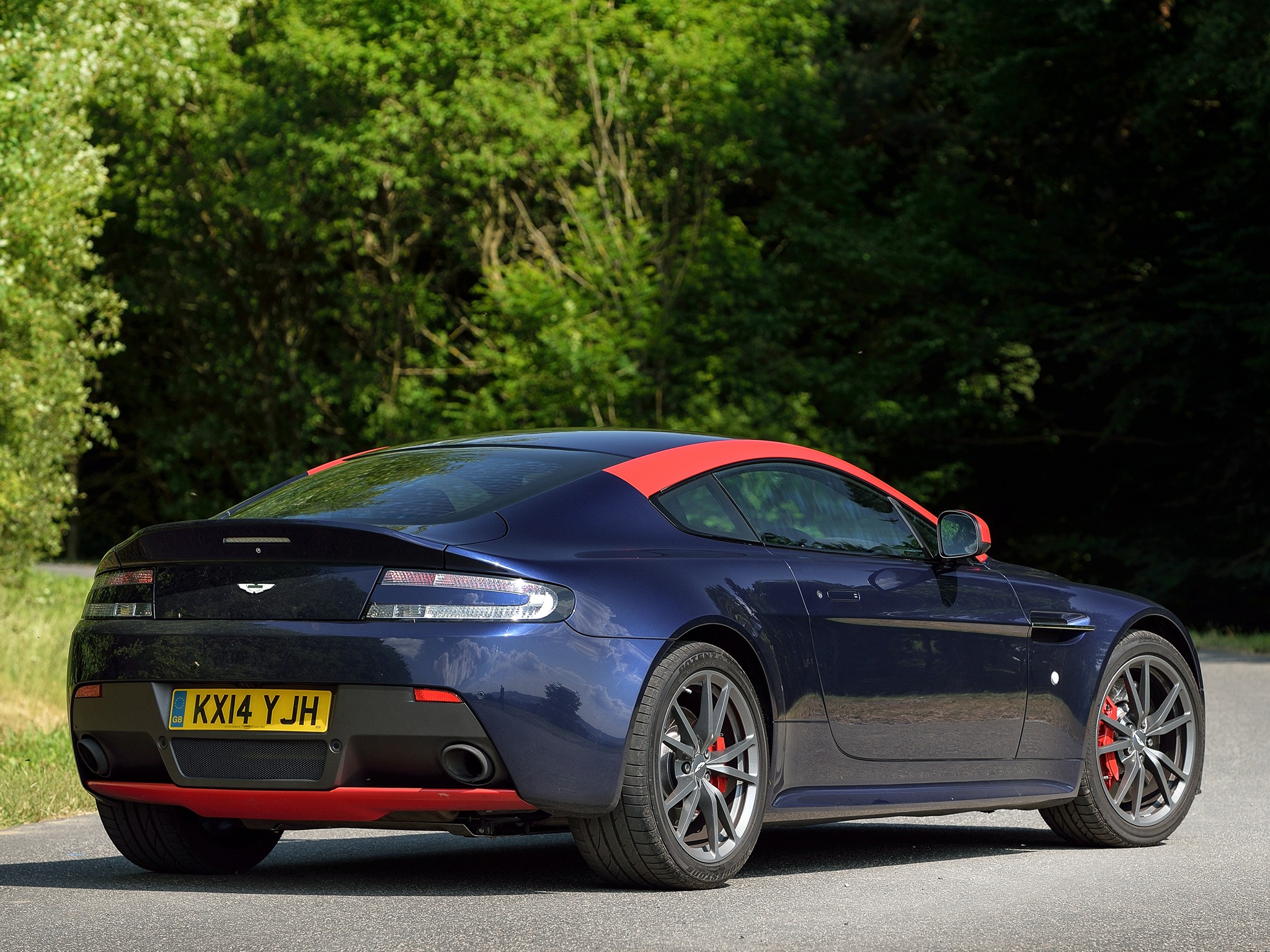 Aston Martin V8 Vantage photo 18