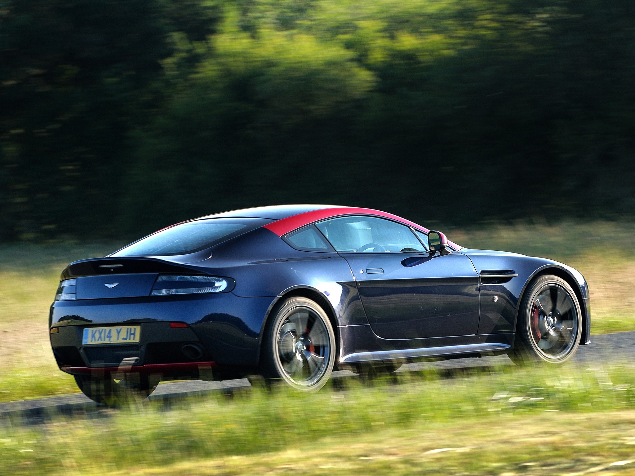 Aston Martin V8 Vantage photo 21