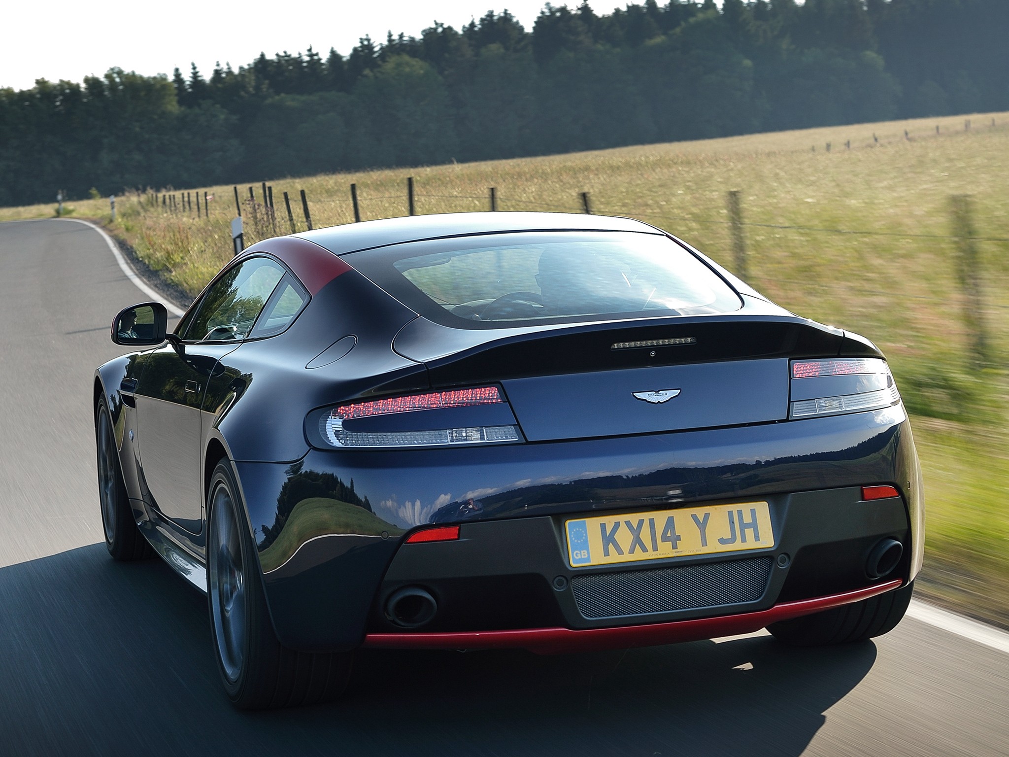 Aston Martin V8 Vantage photo 23