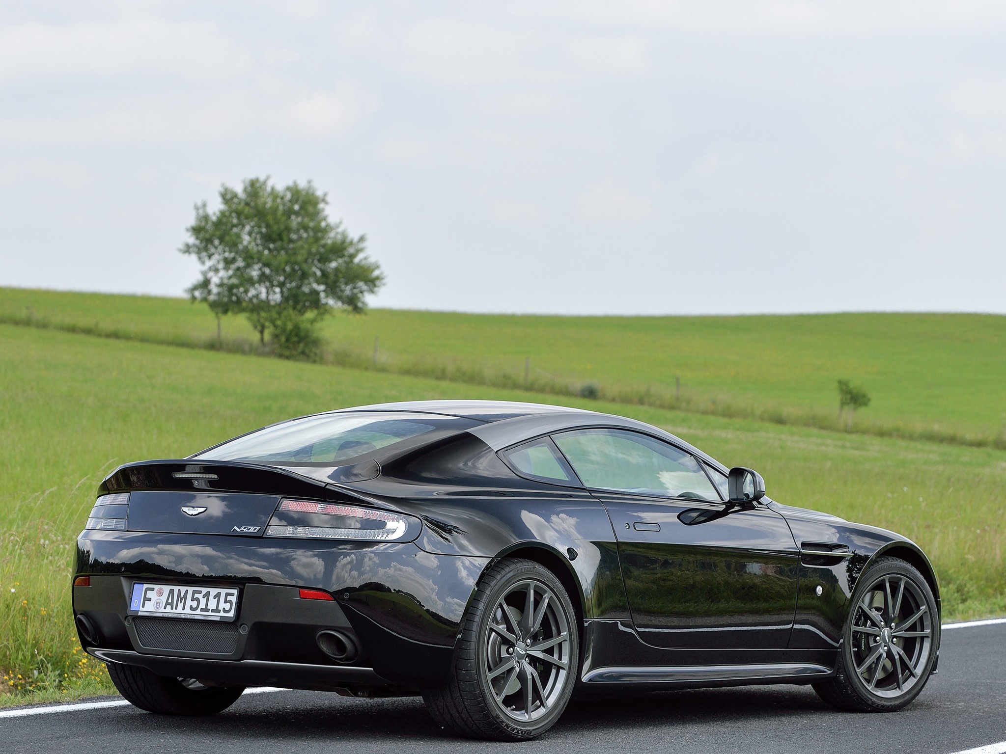 Aston Martin V8 Vantage photo 24