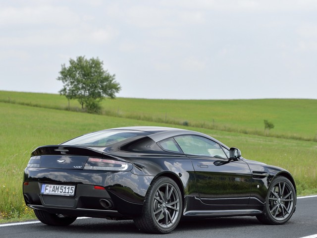 Aston Martin V8 Vantage photo 24