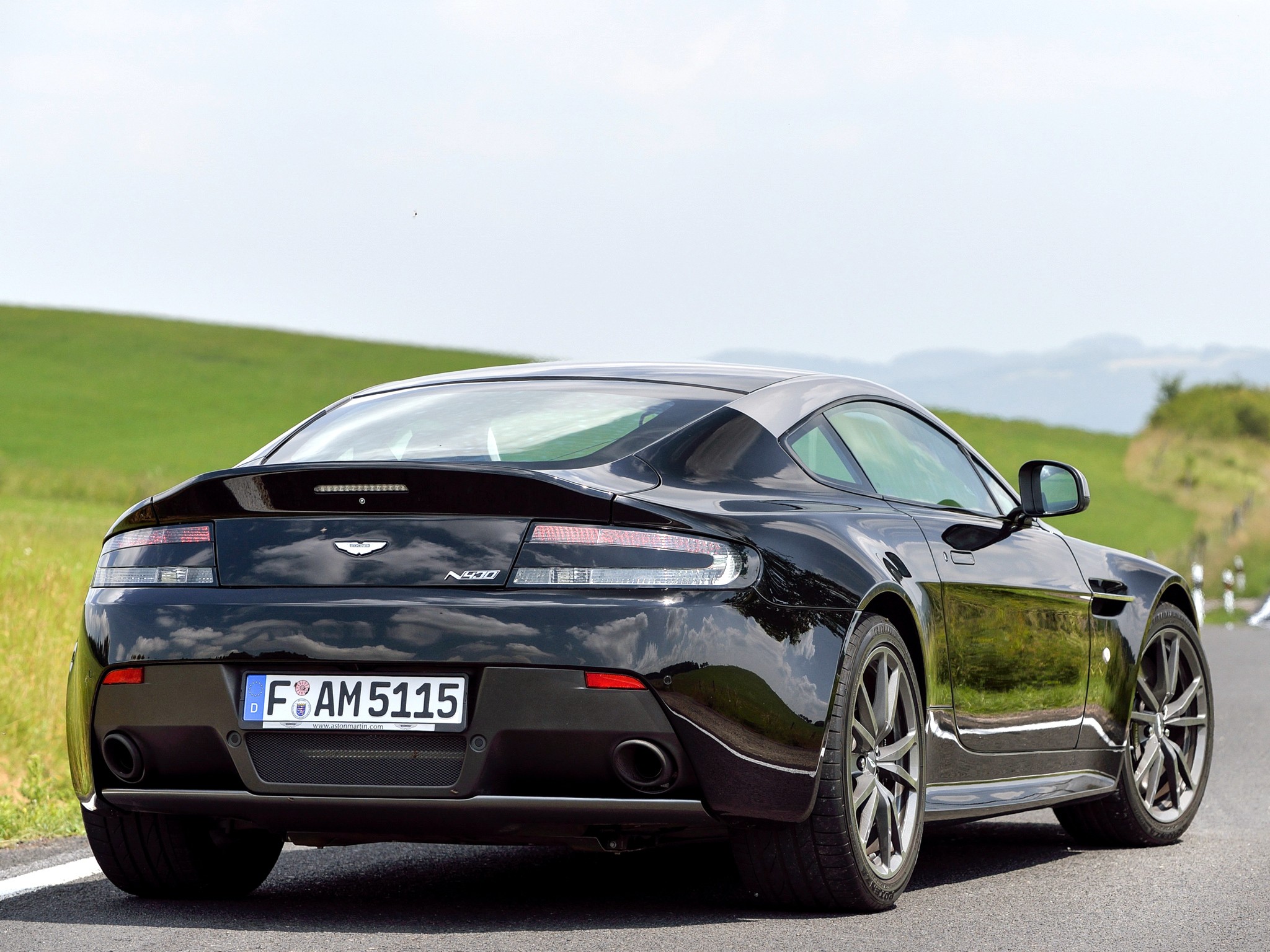 Aston Martin V8 Vantage photo 25