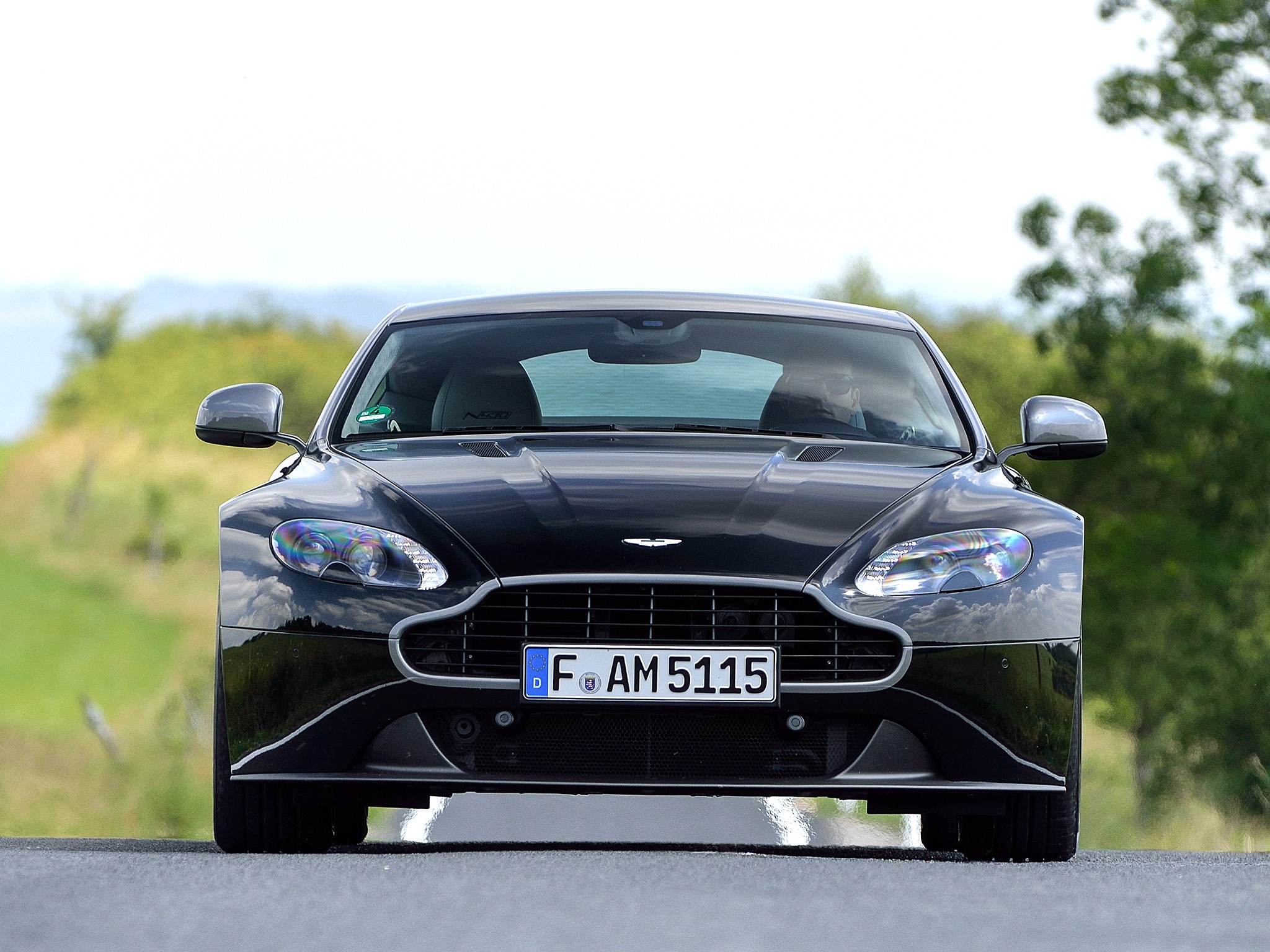 Aston Martin V8 Vantage photo 27