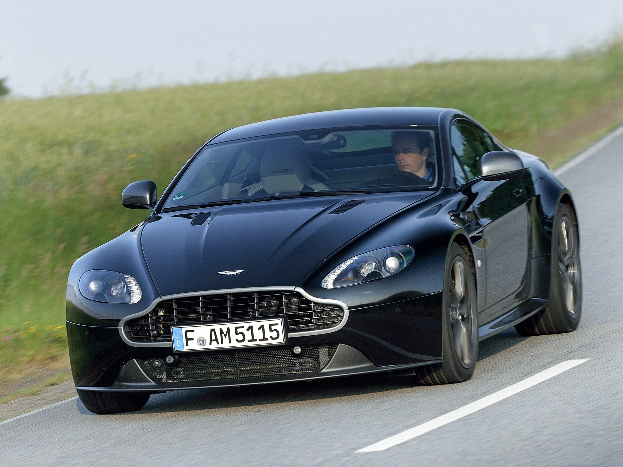 Aston Martin V8 Vantage photo 28