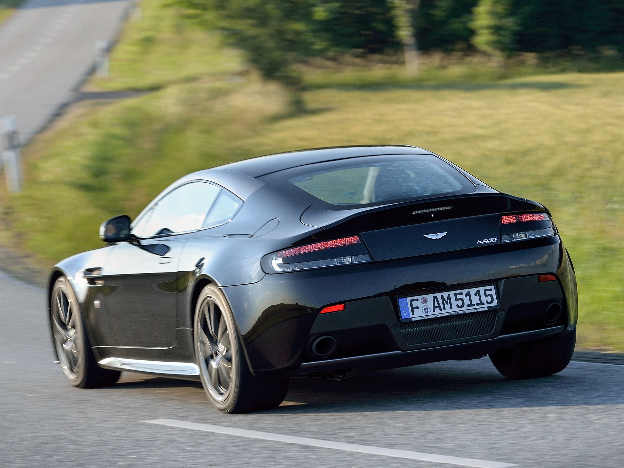 Aston Martin V8 Vantage photo 29