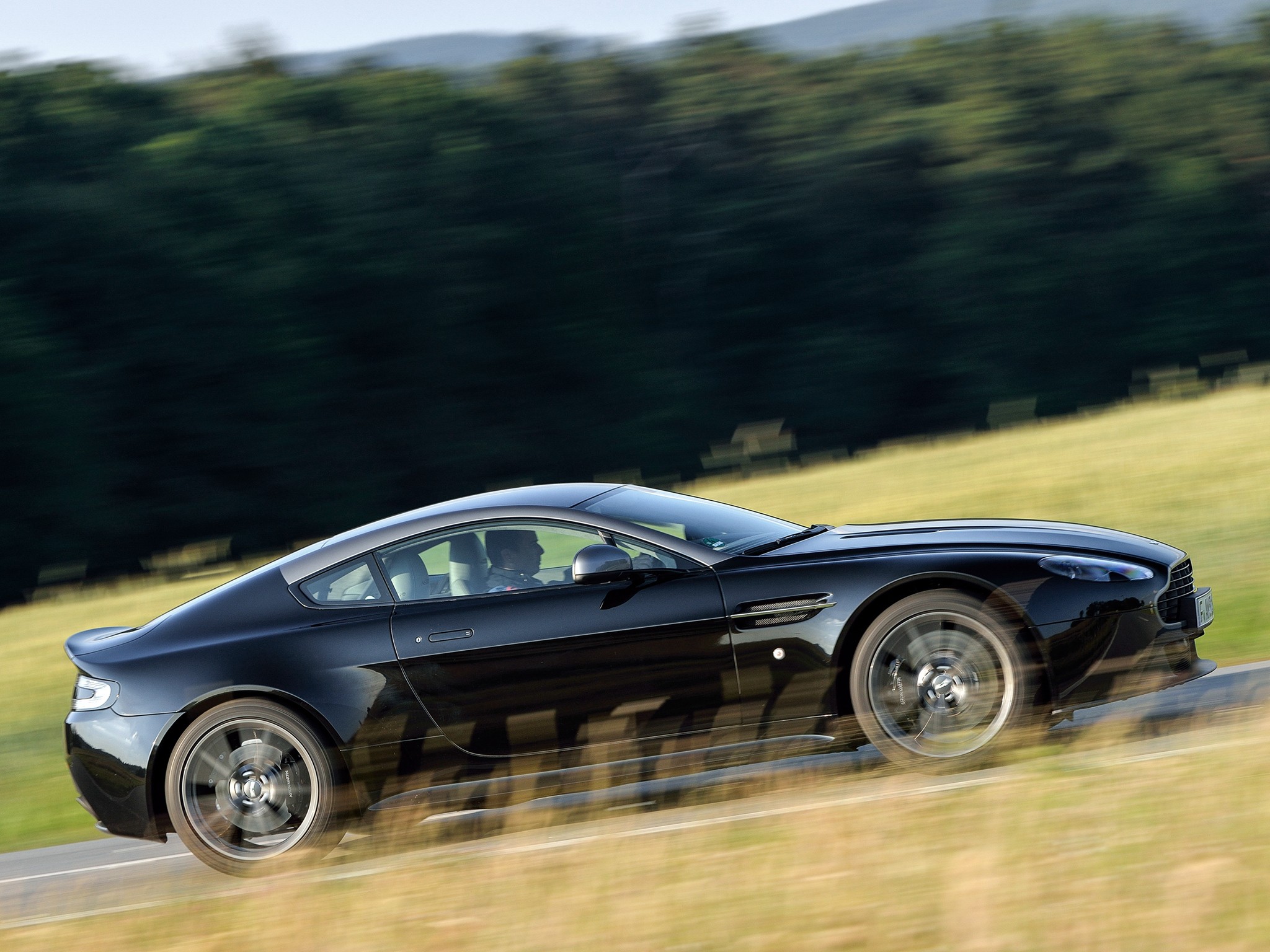 Aston Martin V8 Vantage photo 30