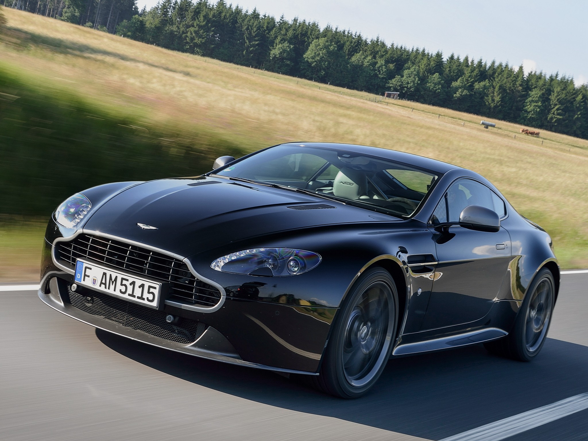 Aston Martin V8 Vantage photo 31