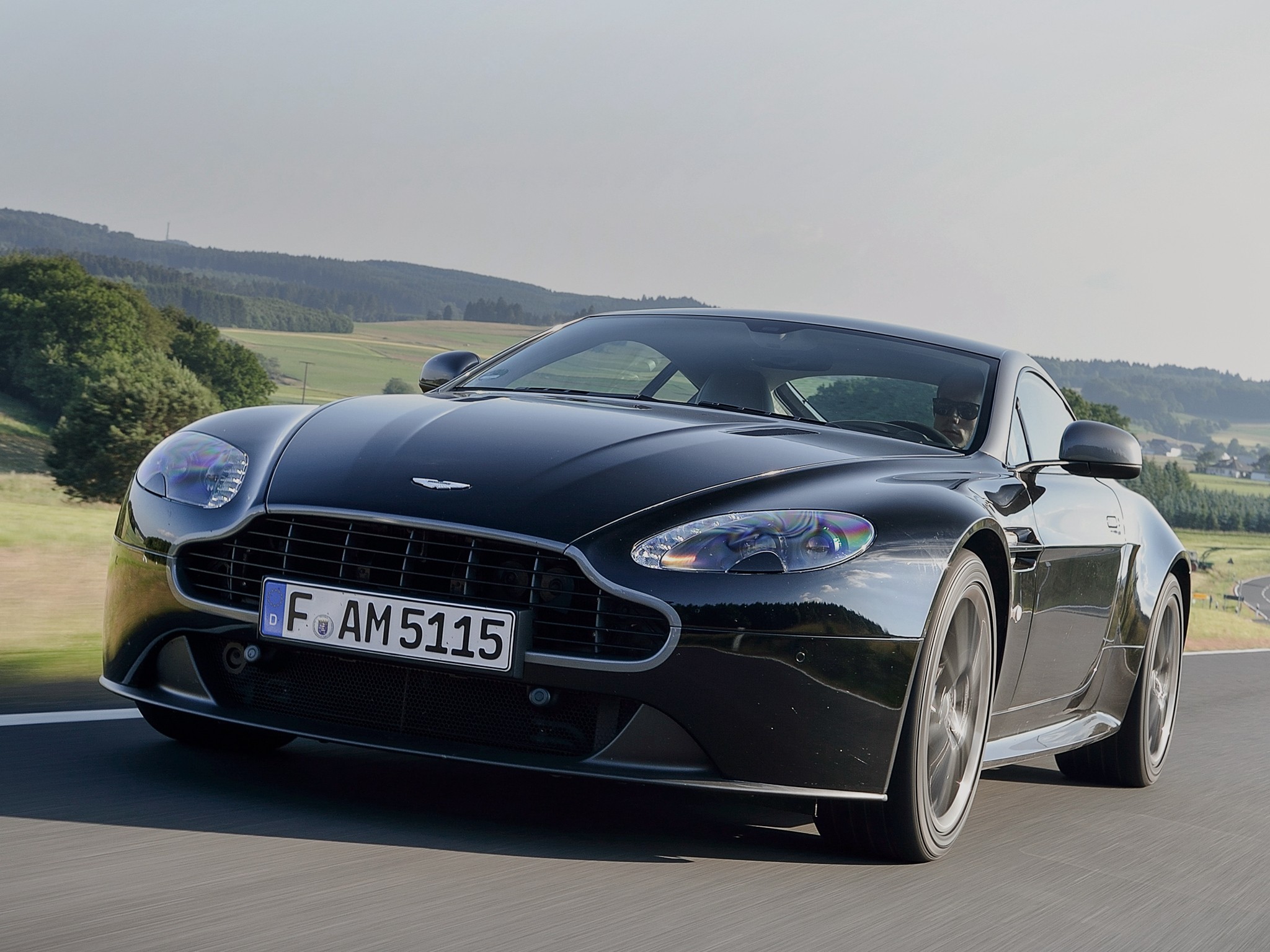 Aston Martin V8 Vantage photo 32