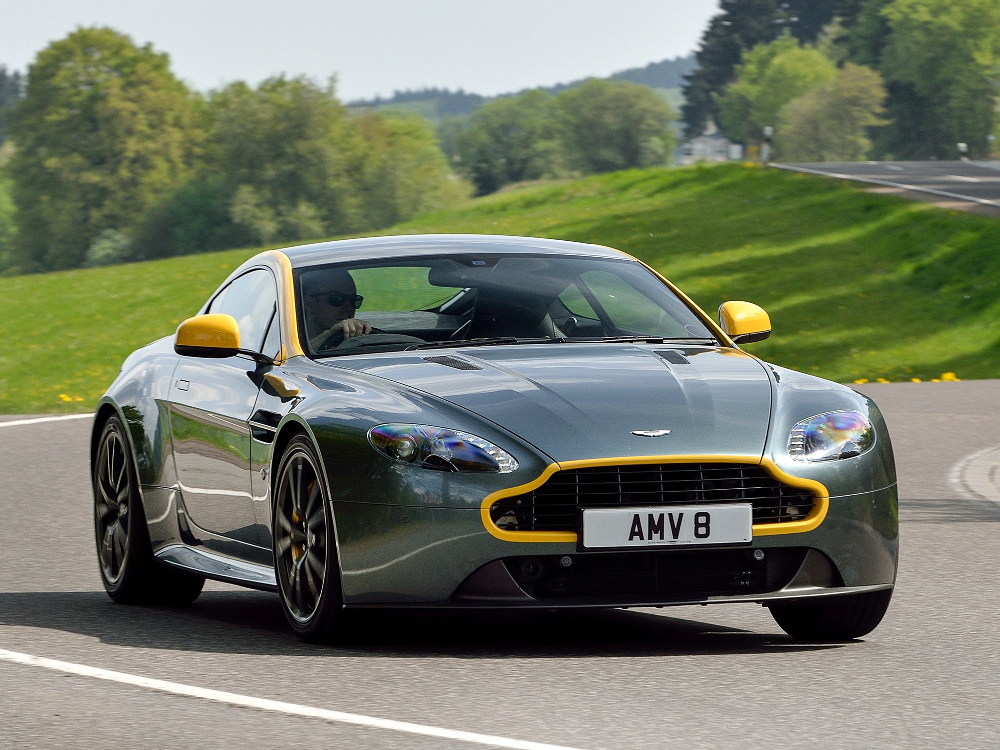 Aston Martin V8 Vantage photo 34