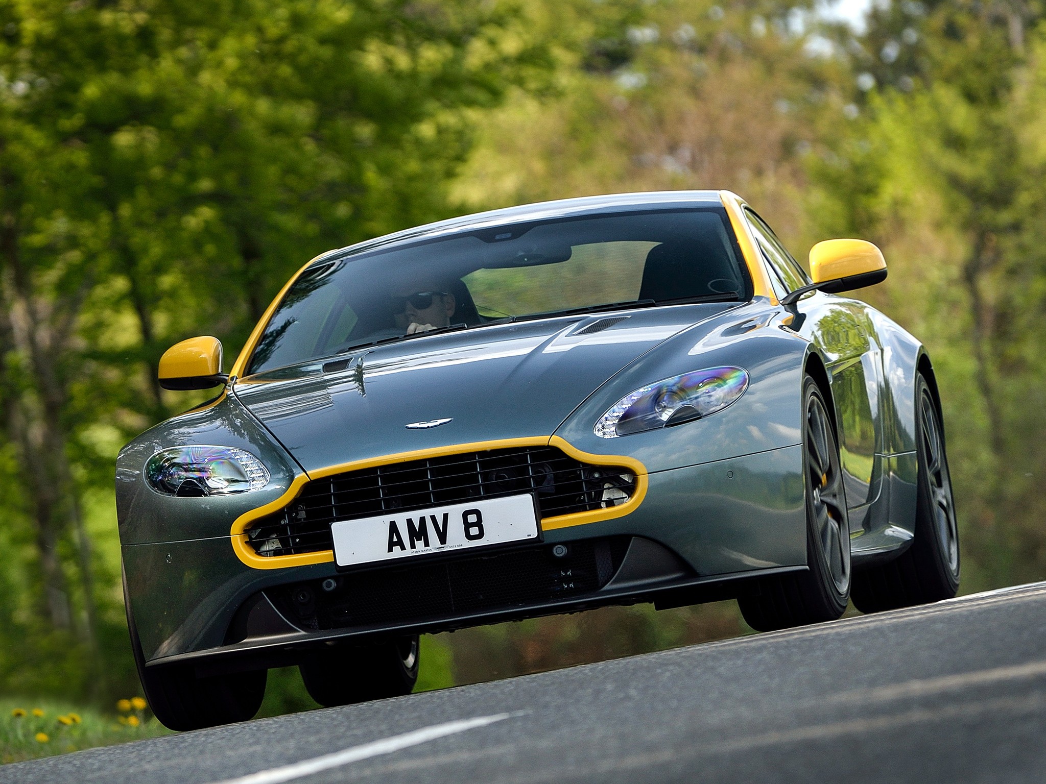 Aston Martin V8 Vantage photo 35
