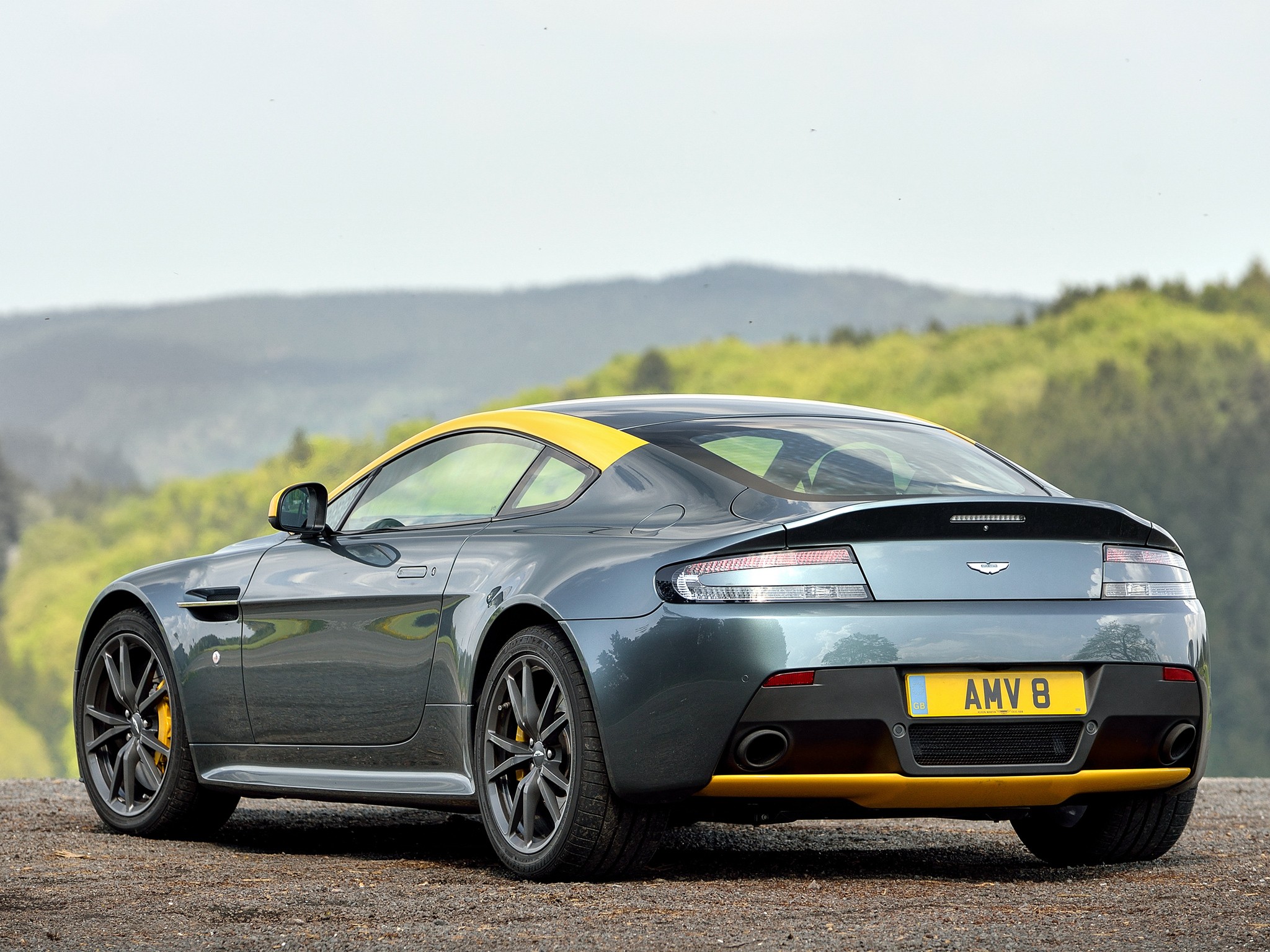 Aston Martin V8 Vantage photo 36