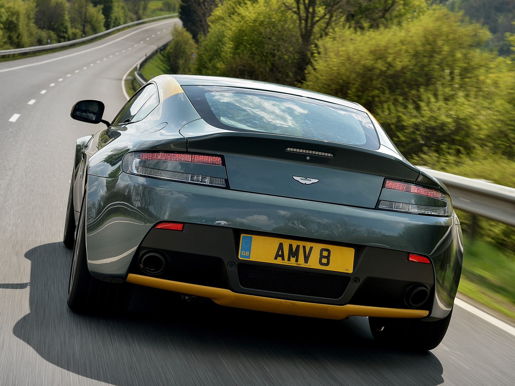 Aston Martin V8 Vantage photo 37