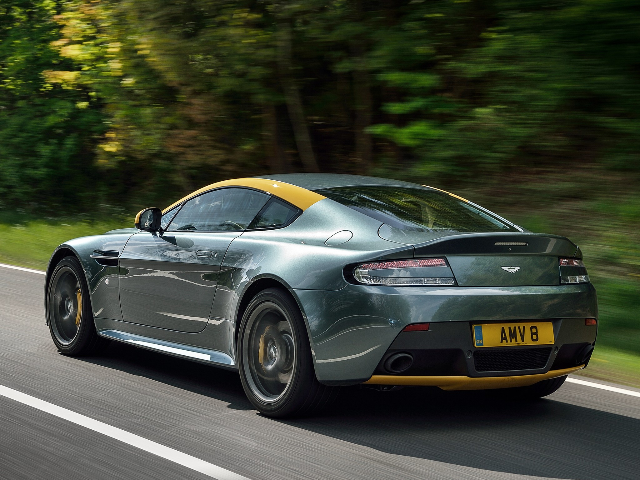 Aston Martin V8 Vantage photo 38
