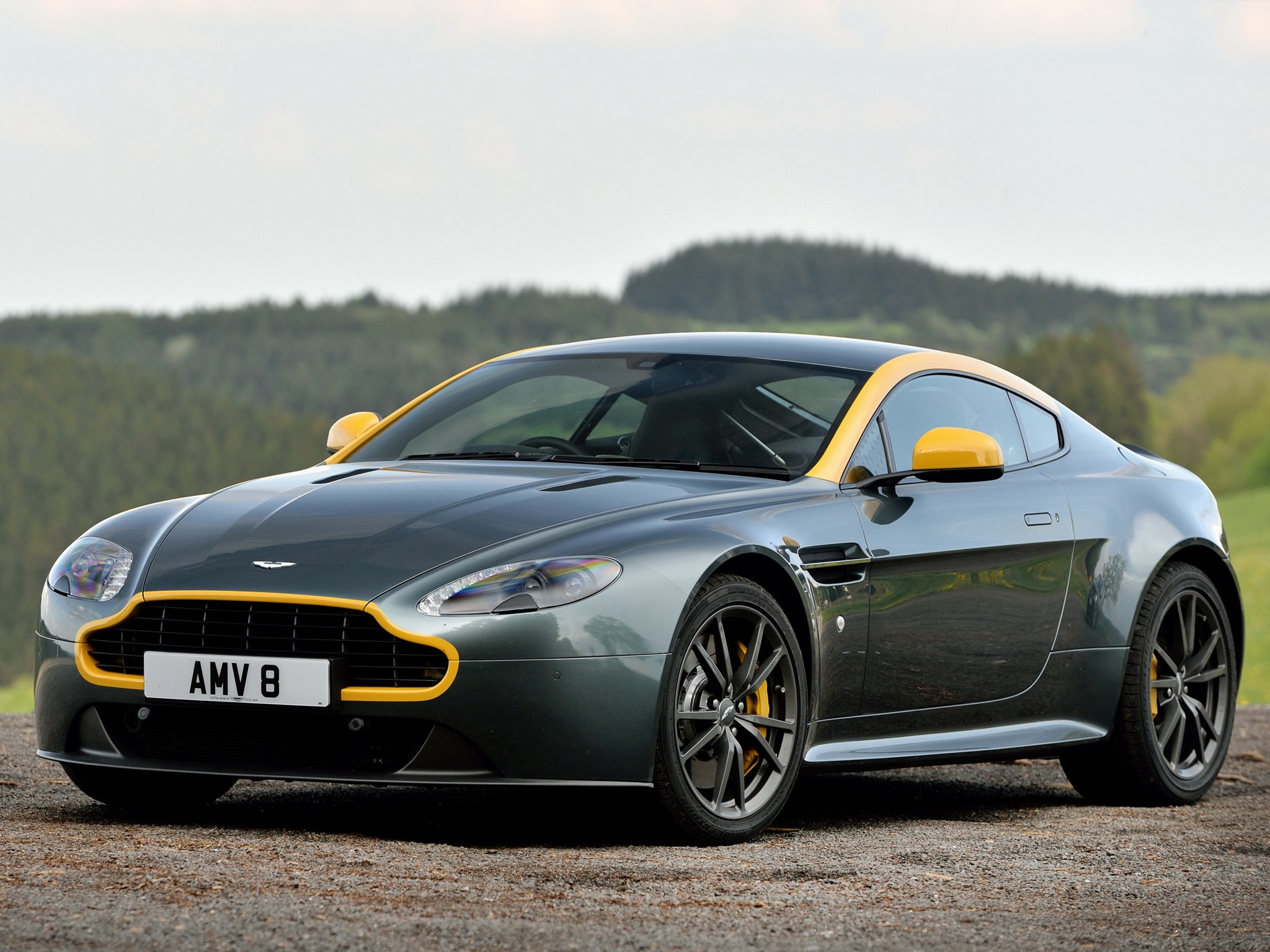 Aston Martin V8 Vantage photo 40
