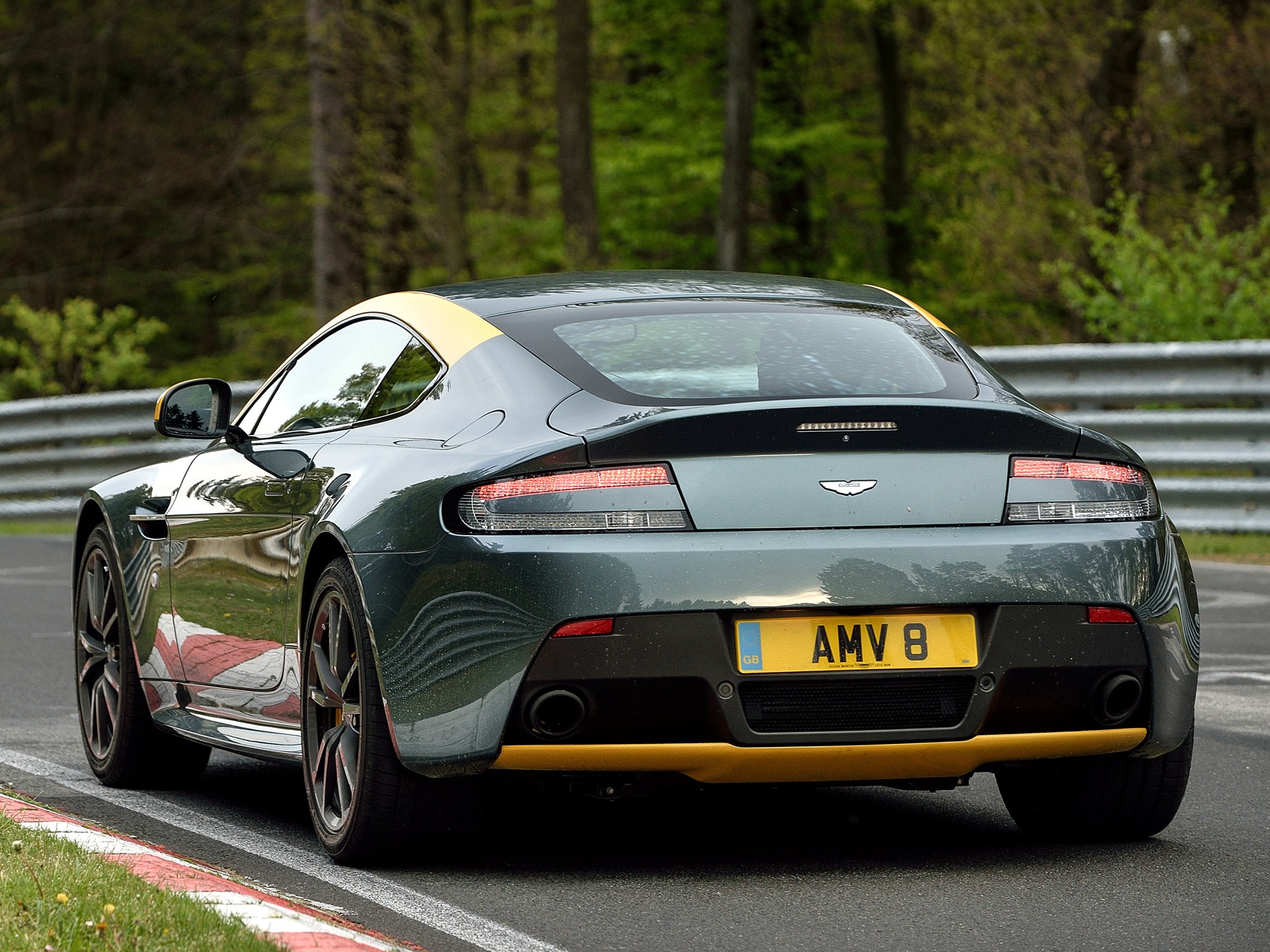 Aston Martin V8 Vantage photo 41