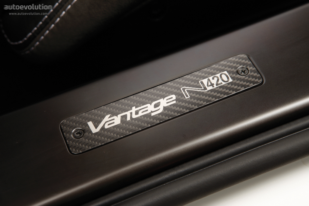 Aston Martin V8 Vantage photo 43