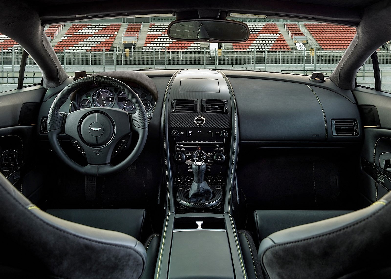 Aston Martin V8 Vantage photo 13