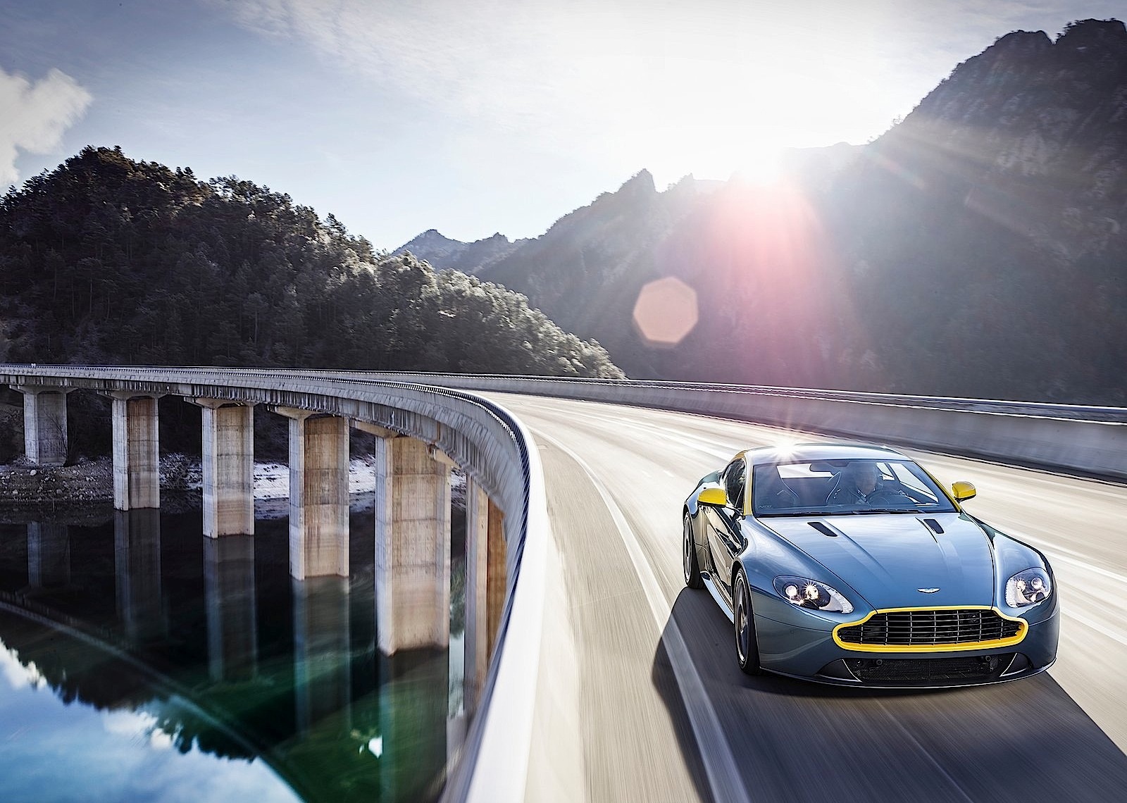 Aston Martin V8 Vantage photo 2