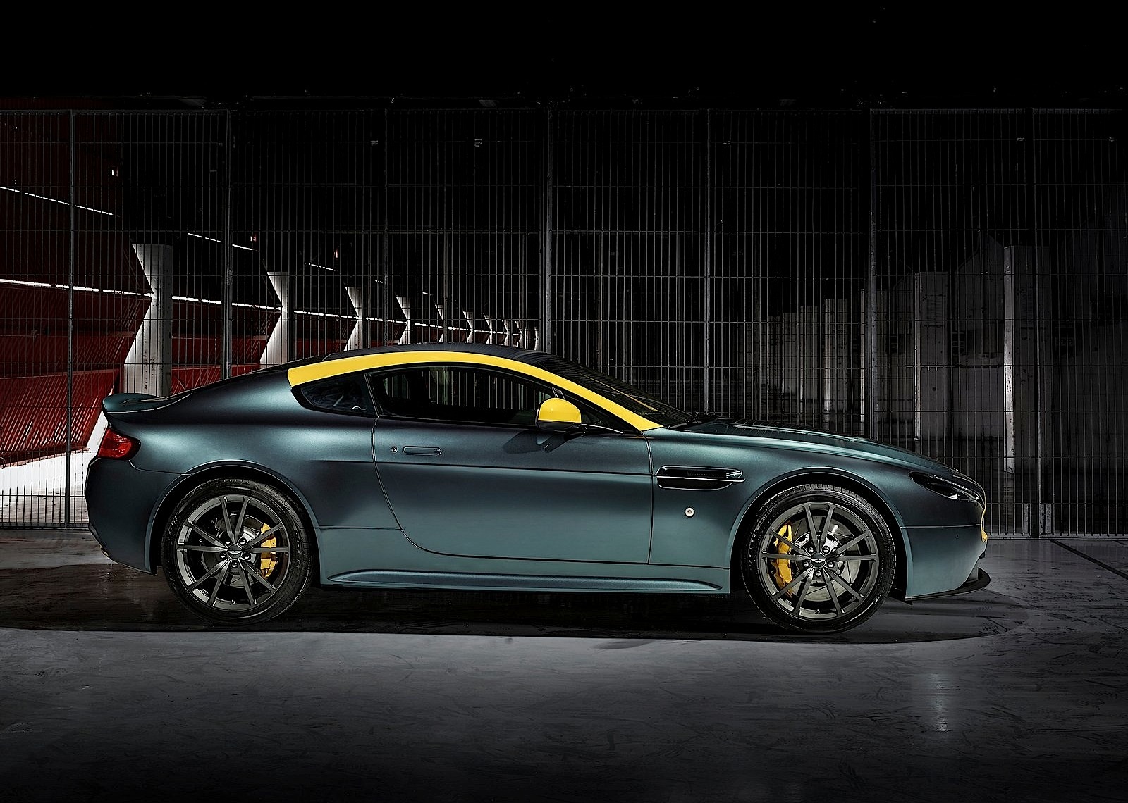 Aston Martin V8 Vantage photo 3