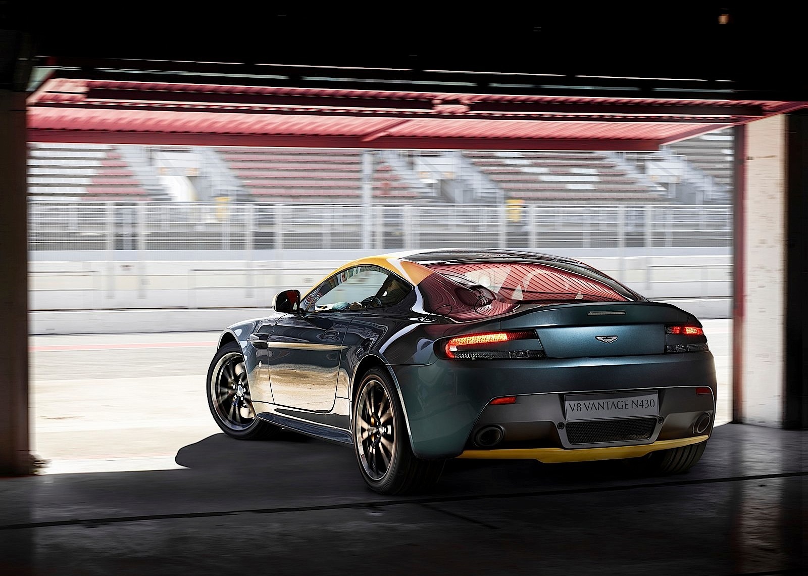 Aston Martin V8 Vantage photo 4