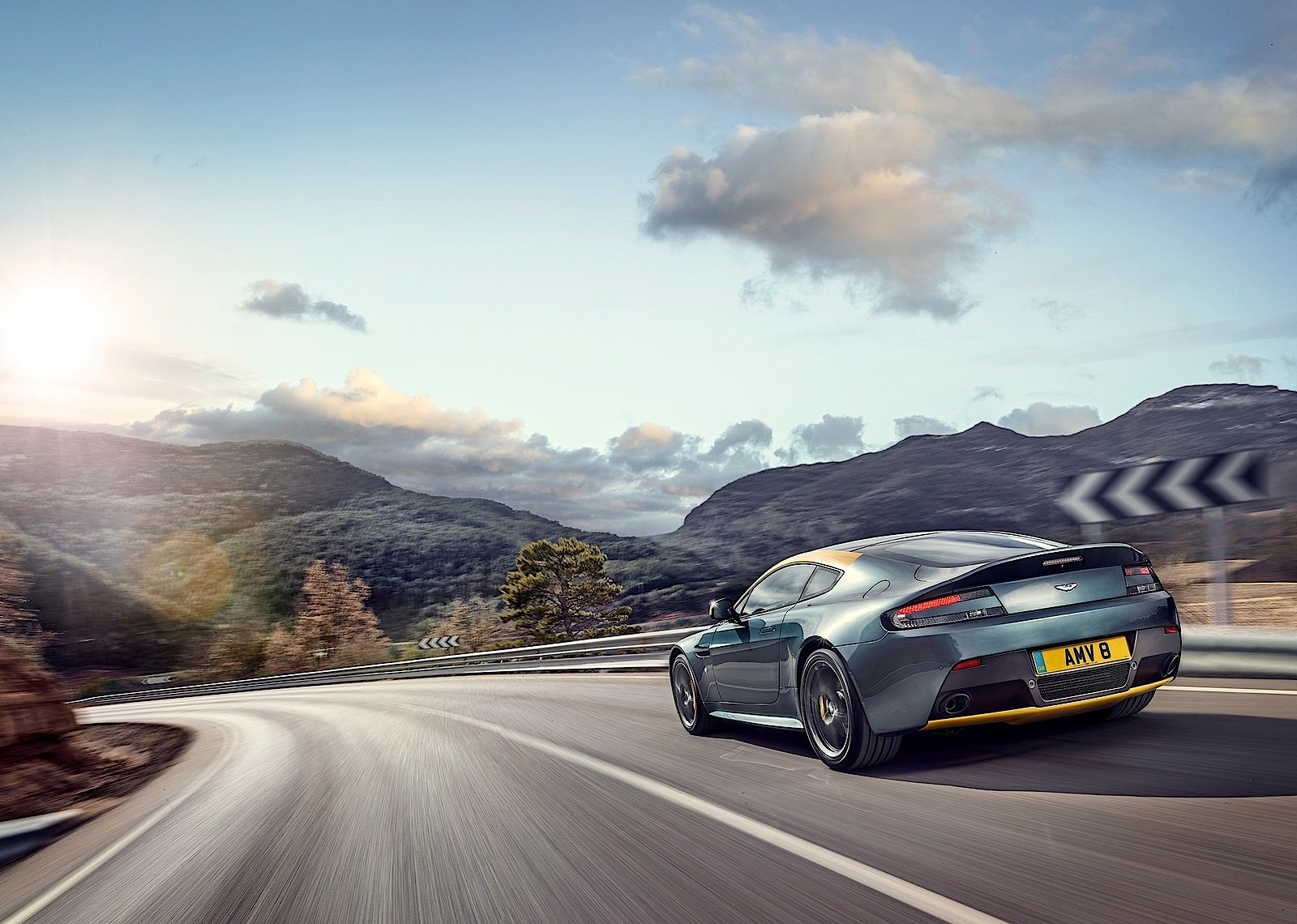 Aston Martin V8 Vantage photo 5