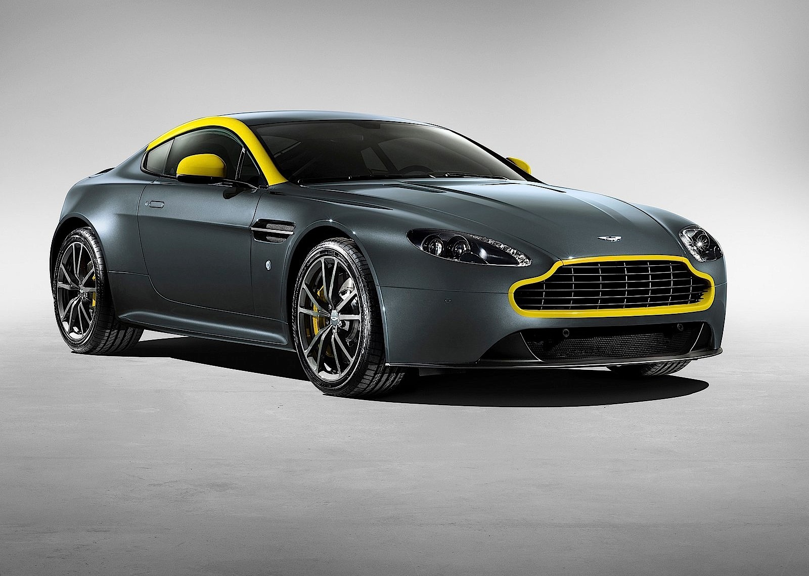 Aston Martin V8 Vantage photo 6