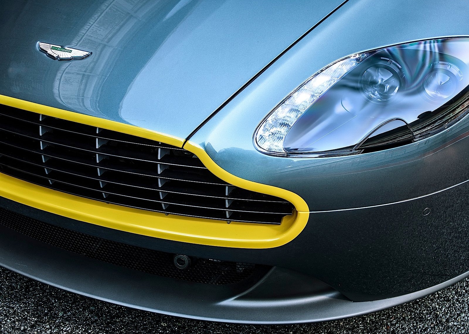 Aston Martin V8 Vantage photo 9