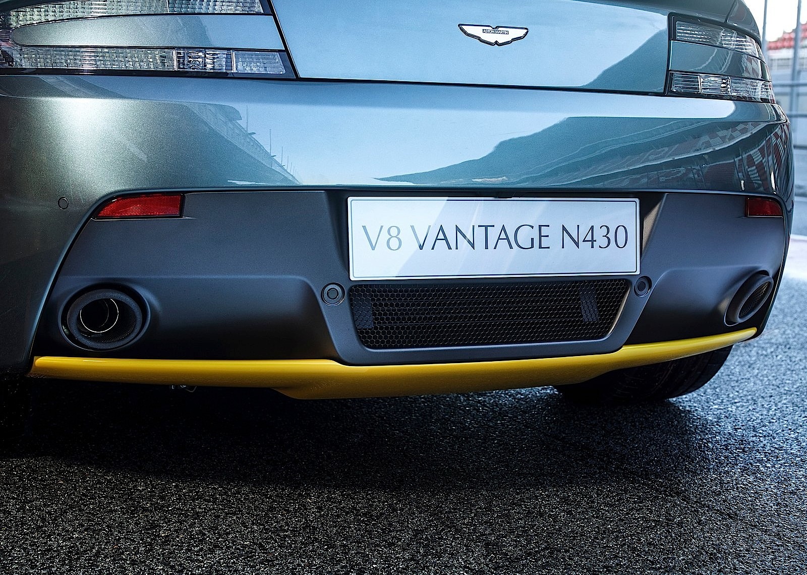 Aston Martin V8 Vantage photo 10