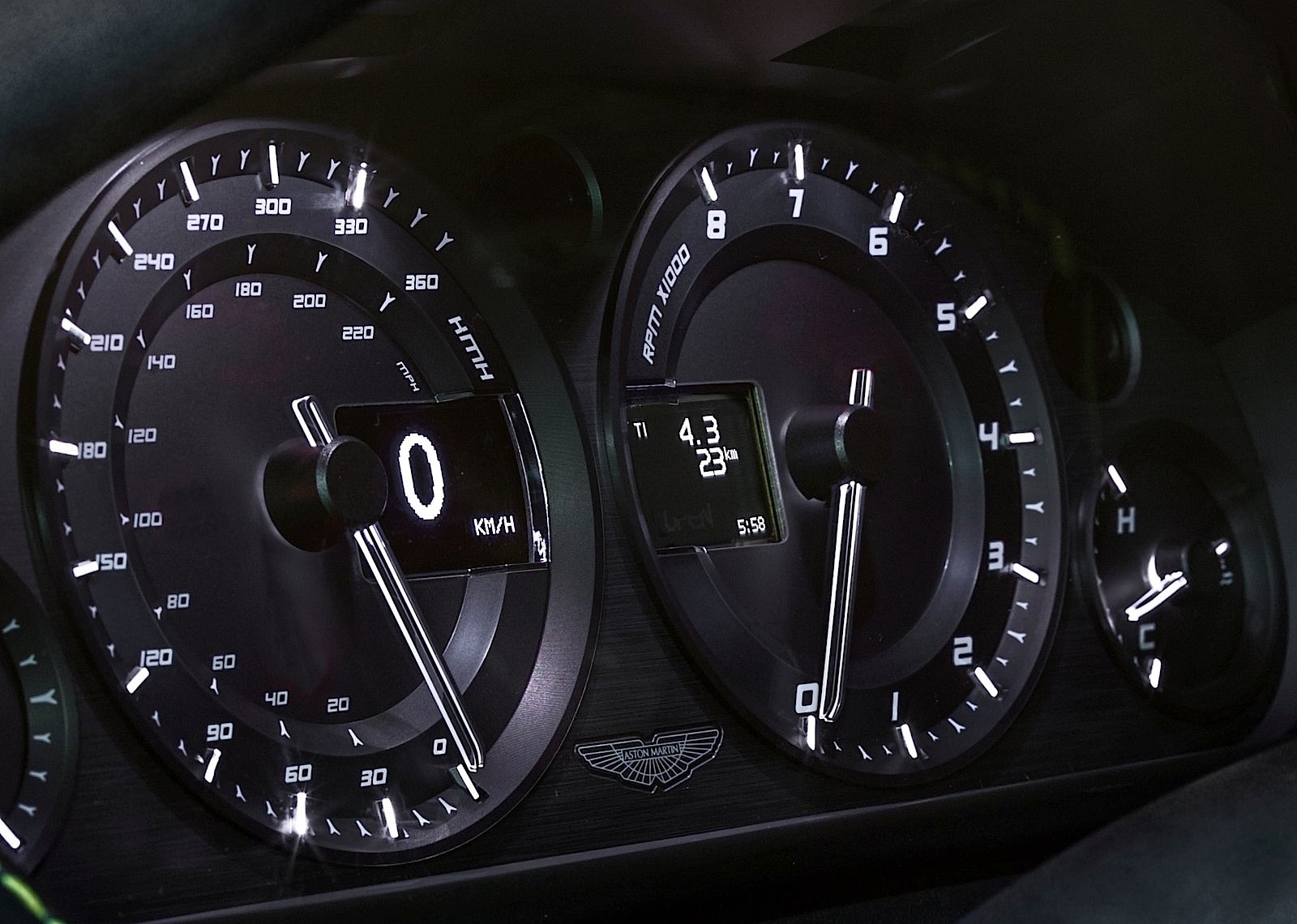 Aston Martin V8 Vantage photo 14