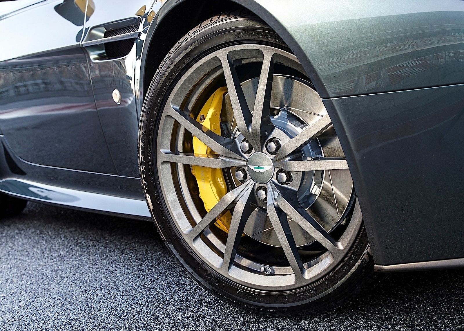 Aston Martin V8 Vantage photo 12