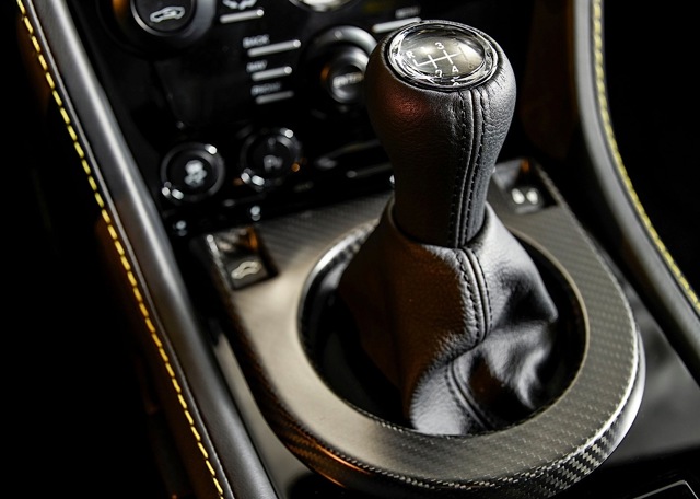 Aston Martin V8 Vantage photo 15