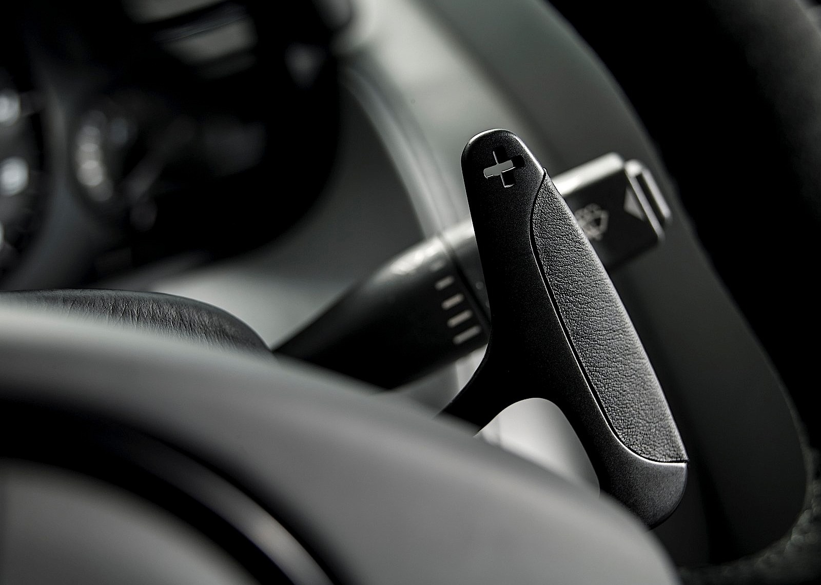 Aston Martin V8 Vantage photo 16