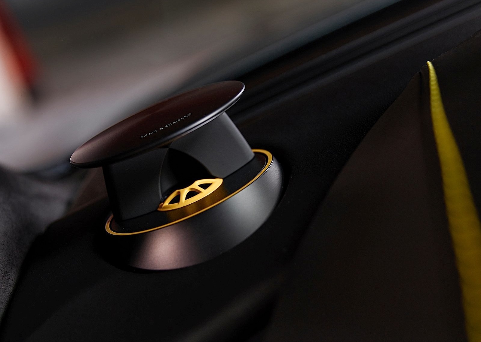 Aston Martin V8 Vantage photo 17