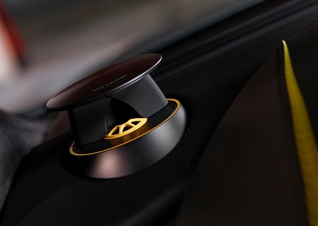 Aston Martin V8 Vantage photo 17