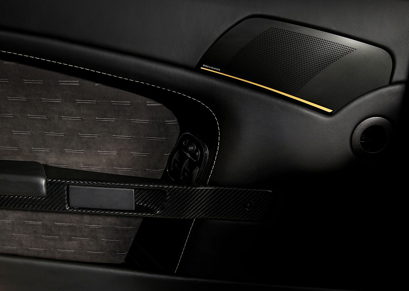 Aston Martin V8 Vantage photo 20